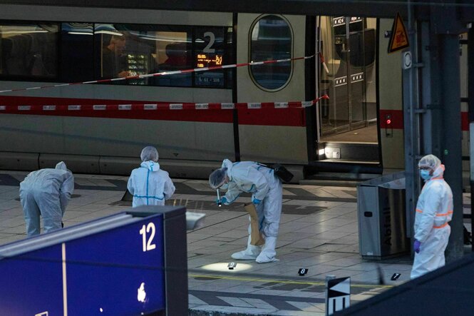 Die Spurensicherung in weissen Schutzanzügen untersucht den Tatort am Hamburger Hauptbahnhof