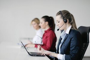 Junge Frauen im Call-Center am Laptop