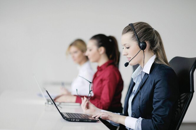 Junge Frauen im Call-Center am Laptop