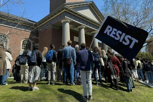 Studenten, Dozenten und Mitglieder der Harvard-Universität versammeln sich zu einem Protest in Cambridge, zu sehen ein Schild mit der Aufschrift 