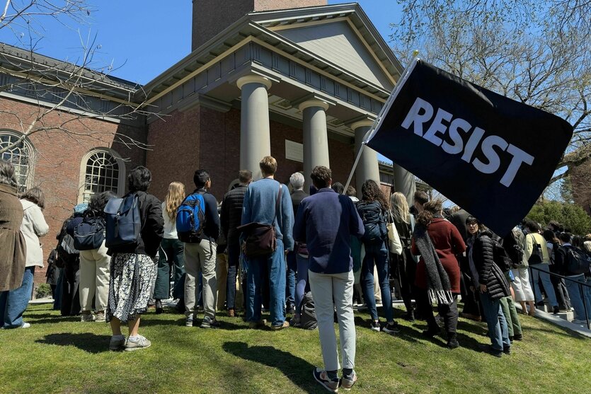 Studenten, Dozenten und Mitglieder der Harvard-Universität versammeln sich zu einem Protest in Cambridge, zu sehen ein Schild mit der Aufschrift "Resist"