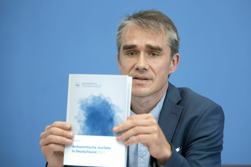 Mann hält Bericht in die Kamera