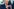 Trump schaut auf sein Smartphone