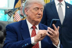 Trump schaut auf sein Smartphone
