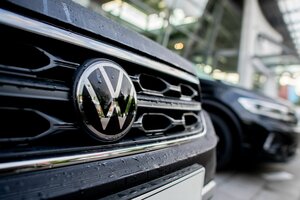 Neuwagen der Marke Volkswagen stehen vor einem Autohaus.
