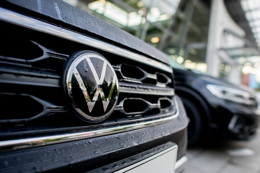 Neuwagen der Marke Volkswagen stehen vor einem Autohaus.