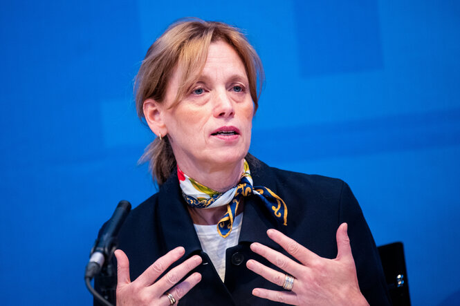 Zu sehen ist die Bundesfamilienministerin Karin Prien auf einer Pressekonferenz.