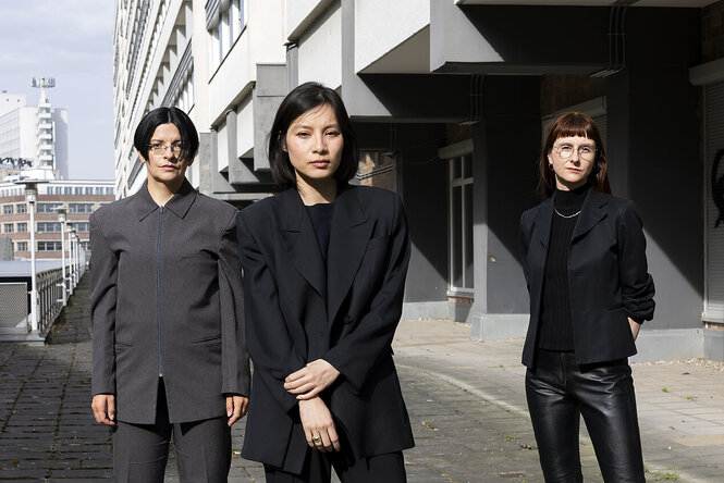 Henrike Naumann, Sung Tieu und Kathleen Reinhardt stehen in Berlin Mitte