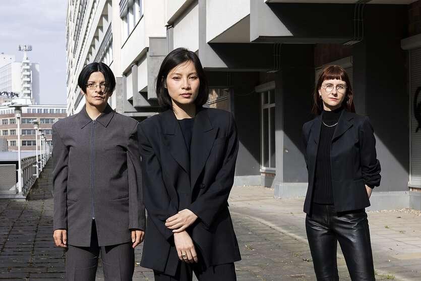 Henrike Naumann, Sung Tieu und Kathleen Reinhardt stehen in Berlin Mitte