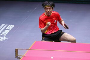 Wang Chuqin in dynamischer Pose an der Platte beim Ballwechsel