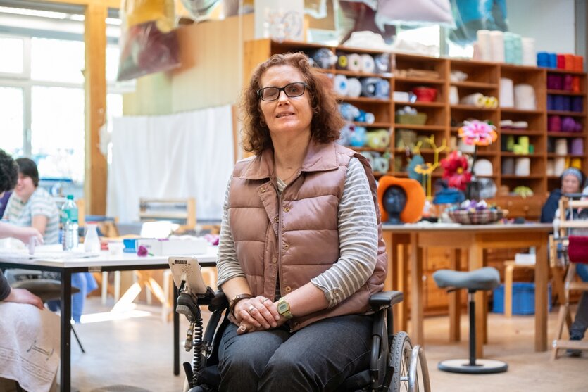 Porträt von Kerstin Scheinert in einer Werkstatt.