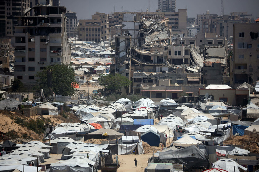 Zelte stehen in Gaza-Stadt zwischen zerstörten Häusern