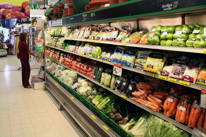 Volles Regal in einem Supermarkt.
