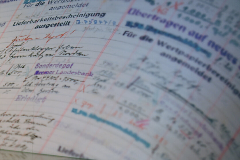Details aus Sparkassendokumenten in einer Ausstellung