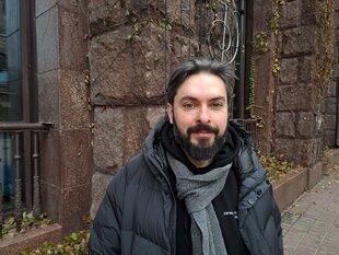 Ein Mann vor einem Gebäude