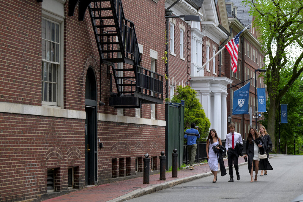 Studenten gehen am 23. Mai 2025 über den Campus der Harvard Universität
