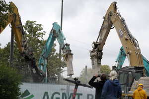 Mehrere Abrissgeräte arbeiten an einer Brücke