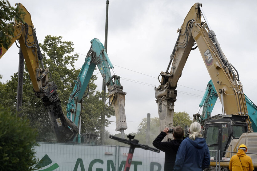 Mehrere Abrissgeräte arbeiten an einer Brücke