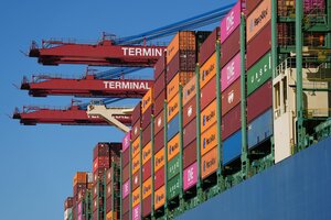 Ein Containerschiff wird am Containerterminal Burchardkai im Hamburger Hafen abgefertigt.