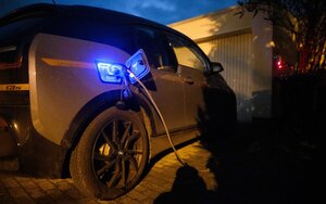 E-Auto lädt an einer Wallbox an einem Einfamilienhaus.