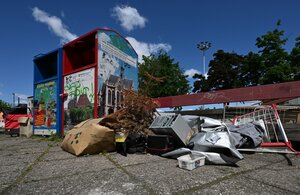 Unrat liegt neben den Altkleider-Containern am Erfurter Spielbergtor.