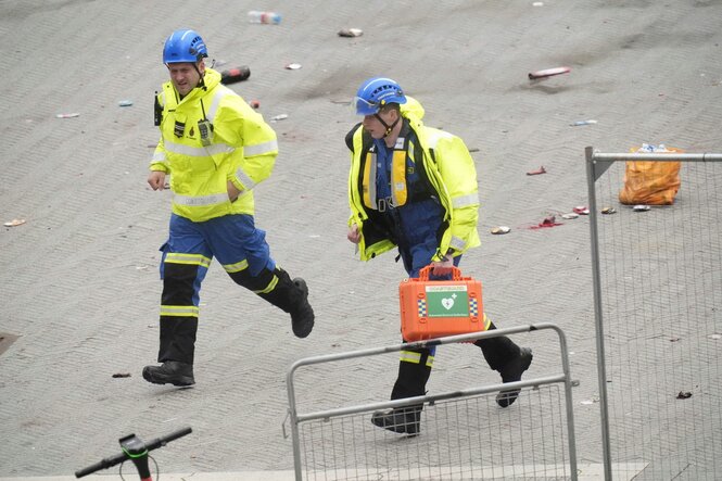 Rettungskräfte in Uniform eilen zum Ort des Geschehens in Liverpool