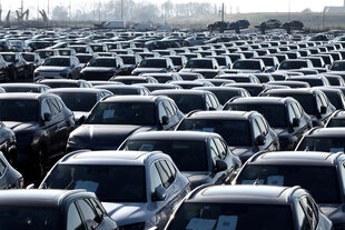 Viele Reihen schwarzer Autos