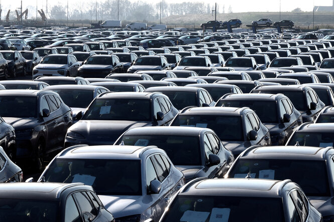 Viele Reihen schwarzer Autos
