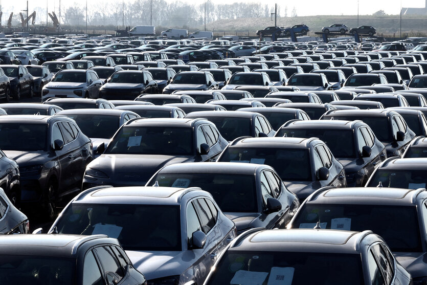 Viele Reihen schwarzer Autos