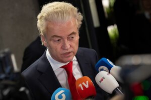 Geert Wilders hinter fünf Mikrophonen