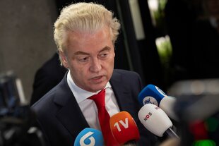Geert Wilders hinter fünf Mikrophonen