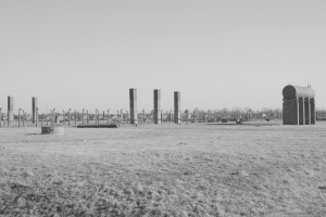 Schwarz-Weiß-Aufnahme vom Vernichtungslager in Auschwitz