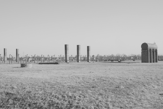 Schwarz-Weiß-Aufnahme vom Vernichtungslager in Auschwitz