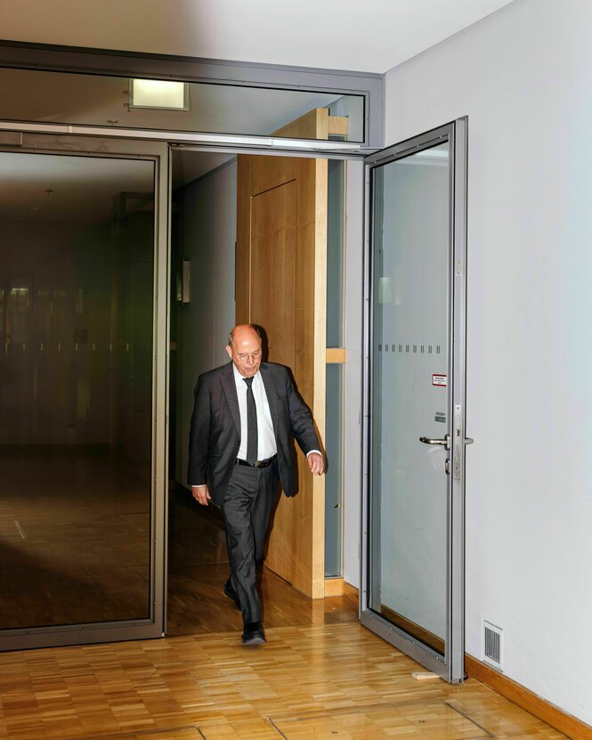 Gregor Gysi läuft durch einen Flur.