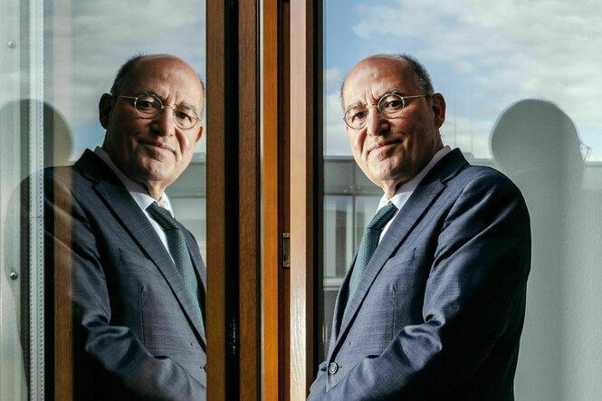 Porträt von Gregor Gysi mit Spiegelung im Fenster.