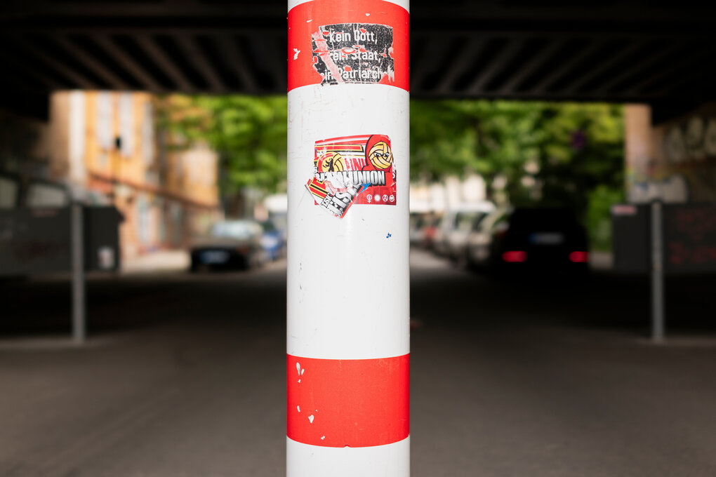 Ein Poller auf einer Straße.