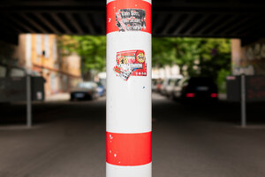 Ein Poller auf einer Straße.