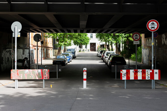 Ein Poller auf einer Straße.