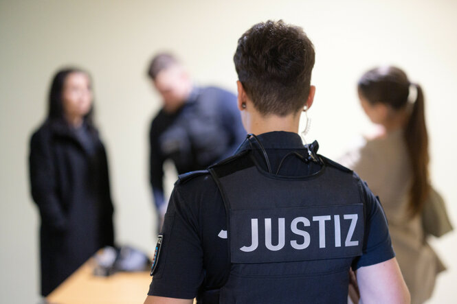 "Justiz" steht auf der Uniform eines Beamten; in der Bremer Justiz, vor allem bei der Staatsanwaltschaft, fehlen Stellen