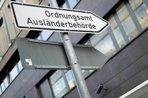 Hinweisschild, auf dem „Ausländerbehörde“ steht