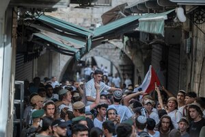Israelis marschieren duch die Altstadt von Jerusalem am 