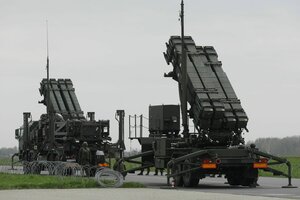 Bodengestützte Flugabwehrraketen-Systeme stehen auf der Straße