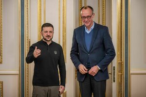 Merz und Selenskyj stehen nebeneinander
