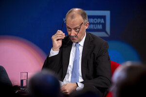 Friedrich Merz , Bundeskanzler CDU, setzt sich seine Brille auf
