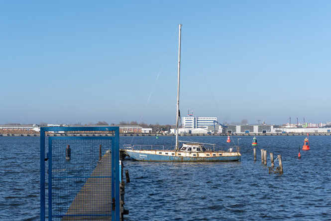 Ein Segelboot an einem Steg.