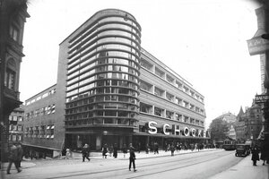 Das Gebäude sieht an der Ecke im Stile der Moderne aerodynamisch aus