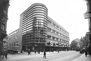 Das Gebäude sieht an der Ecke im Stile der Moderne aerodynamisch aus