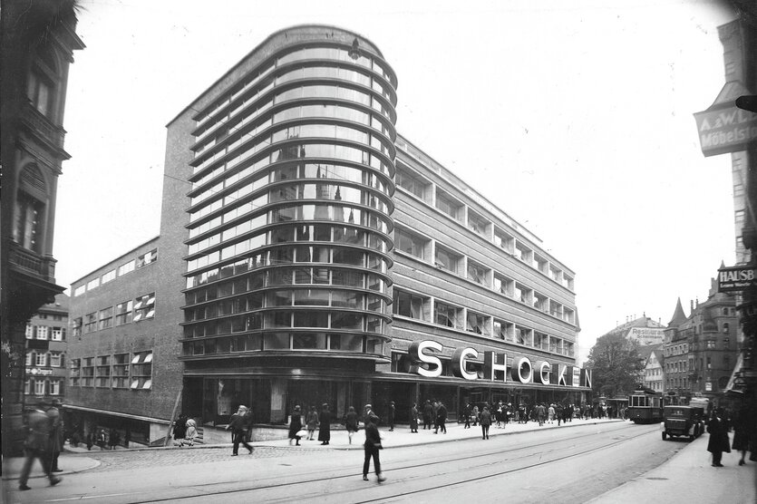 Das Gebäude sieht an der Ecke im Stile der Moderne aerodynamisch aus