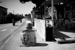 Eine Straße mit Motorrädern in einem Dorf.