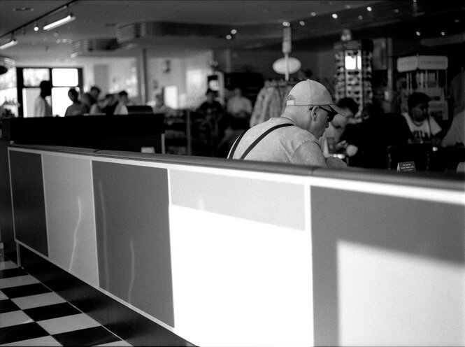 Menschen in einem Schnellrestaurant.